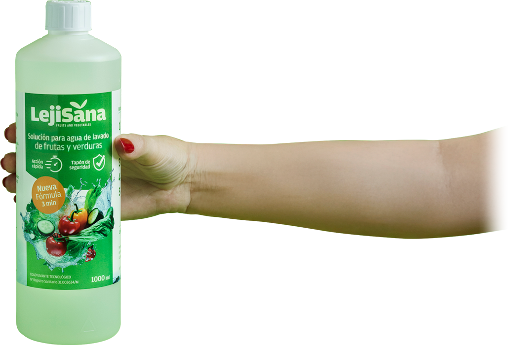 Botella lejisana sujetada por mano de mujer